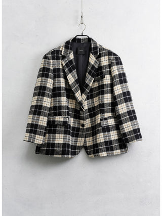 Lumina Blazer black/white: Einreihiger Blazer im Oversize-Schnitt mit Karomuster, Reverskragen, gepolsterten Schultern, Pattentaschen und Zweiknopfverschluss, stilvoll an einem Metallbügel hängend.