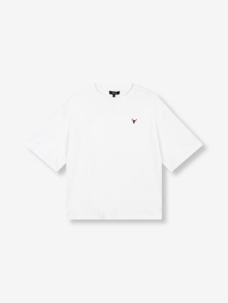 ALIX Back Logo Tee soft white: Weißes T-Shirt mit boxy Schnitt, Rundhalsausschnitt, kurzen Ärmeln, burgunderfarbenem Stier-Logo auf der Brust und schwarzem ALIX-Nackenetikett. Ideal für lässigen Streetstyle.