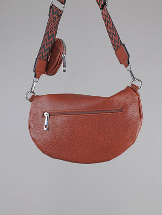 OFF#DLY Crossbody Bag zimt in Halbmondform mit Front-Reißverschlusstasche, verstellbarem Zickzack-Trageriemen und abnehmbarer runder Ledertasche am Gurt. Maße: 30x17 cm, kleine Tasche: 10 cm.