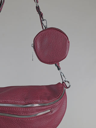 OFF#DLY Crossbody Bag bordeaux, kleine burgunderrote Ledertasche mit silbernen Reißverschlüssen und Hardware, inklusive abnehmbarem runden Münztäschchen an Karabiner, ideal als Gürteltasche oder Umhängetasche.