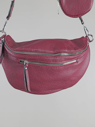 OFF#DLY Crossbody Bag bordeaux aus strukturiertem Leder mit zwei Frontreißverschlüssen, silberner Hardware und verstellbarem Gurt, inklusive kleiner runder Tasche. Größe: 30x17 cm, kleine Tasche: 10 cm.