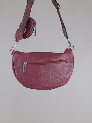 OFF#DLY Crossbody Bag bordeaux in Halbmondform aus genarbtem Leder mit Frontreißverschlusstasche, verstellbarem gewebtem Gurt und abnehmbarer, passender Reißverschlusstasche. Größe: 30x17 cm, kleine Tasche: 10 cm.