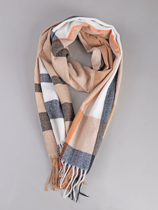 OFF#DLY Schal Karo beige/black/red zeigt ein kariertes Muster aus Beige, Creme, Grau und einem orangefarbenen Akzent, mit Fransenenden, auf einem neutralen Hintergrund.