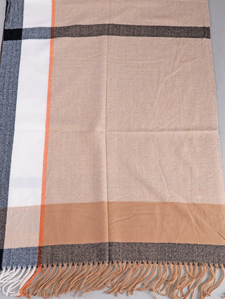 Der OFF#DLY Schal Karo beige/black/red zeigt ein großes Karomuster aus weichem Beige mit cremefarbenen, schwarzen und dünnen orangefarbenen Streifen, ergänzt durch passende Fransen am unteren Rand.