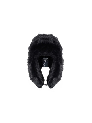 #VDR Pan Hat black: Schwarze, kunstfellbesetzte Trappermütze mit Ohrenschützer-Design und Nackenverschluss. Rückseite ziert ein besticktes Patch, das der Mütze einen charakteristischen #VDR-Look verleiht.