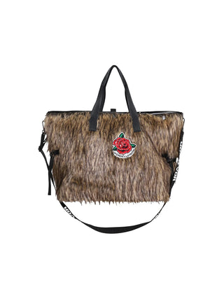 #VDR Rambo Bag mink aus braunem Kunstfell, große rechteckige Form, zwei schwarze Henkel, abnehmbarer Schultergurt mit Schriftzug, rotes Rosen-Patch vorne, ideal für Reisen und Alltag.