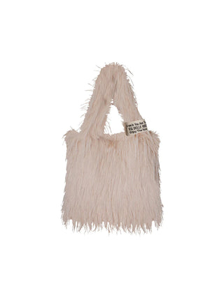 Kleine #VDR Tasche PastelBag beige, aus langem, zotteligem Kunstfell in blassem Beige, mit zwei kurzen Griffen und einem kleinen Stoffetikett an der Griffbasis, verleiht urbanen Chic mit Kuschelfaktor.