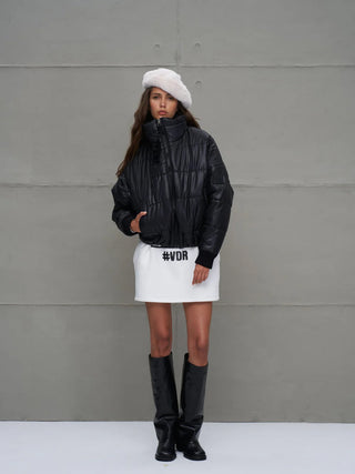 Model trägt #VDR Jacket 18246 black, eine schwarze, gesteppte Bomberjacke mit hohem Kragen. Die Jacke ist kurz und slim-fit, ideal für urbane, winterliche Streetwear-Looks.