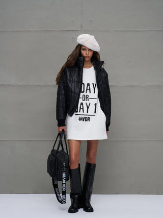 Junge Frau trägt die #VDR Jacke 18246 schwarz, eine kurz geschnittene, gesteppte Bomberjacke mit hohem Kragen, kombiniert mit einem sportlich-eleganten Look.