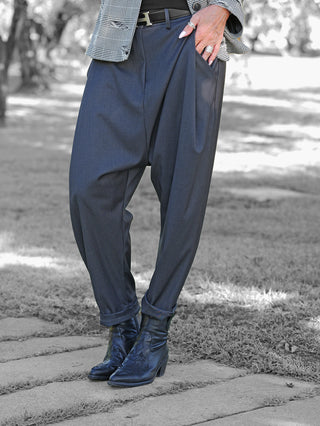 OFF#DLY Baggy Pant Abby anthrazit: Locker sitzende, zulaufende Hose mit tiefem Schritt und umgeschlagenen Bündchen, getragen mit schwarzen Lederstiefeletten. Perfekt für elegante und lässige Outfits.