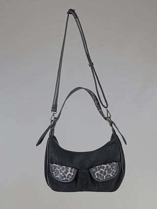 Die OFF#DLY Bag Leo black ist eine schwarze Schultertasche in Veloursleder-Optik mit zwei Trageriemen und zwei vorderen Taschen mit grauem Animal-Print.