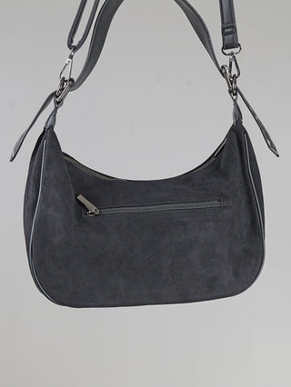 OFF#DLY Bag Leo black: Kleine schwarze Schultertasche in Velourslederoptik, minimalistisch mit silberfarbener Hardware. Frontreißverschlusstasche, langer Trageriemen. Maße: 33x18x8 cm. Material: Polyurethan.