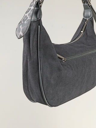 OFF#DLY Bag Leo black, eine schwarze Hobo-Schultertasche aus Veloursleder-Optik mit Ketten-Schulterriemen, Reißverschlusstasche außen und Lederpaspelierung, Größe 33x18x8 cm aus Polyurethan.