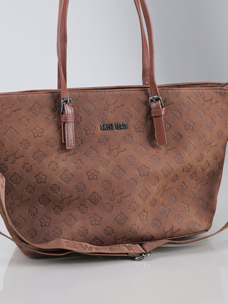 Sweet Years Logo Shopper brown: Braune Tote-Handtasche aus Polyurethan mit geprägtem Muster und Sweet Years Schriftzug, zwei Tragegriffen, abnehmbarem Schultergurt und metallischem Markenlogo auf der Vorderseite.