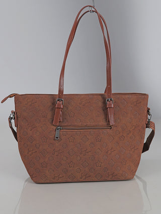 Sweet Years Logo Shopper brown, eine braune Kunstleder-Tasche mit zwei Henkeln, abnehmbarem Schultergurt, geprägtem Blumenmuster, Diamantformen, Sweet Years-Schriftzug, Front-Reißverschlusstasche und Metallbeschlägen.