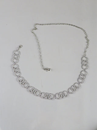 OFF#DLY Kettengürtel silver/strass: Silberfarbene Kette aus kleinen, texturierten, ineinandergreifenden Ringen mit verstellbarem Verschluss und Verlängerungskette, als dekorativer Gürtel oder Halskette tragbar.