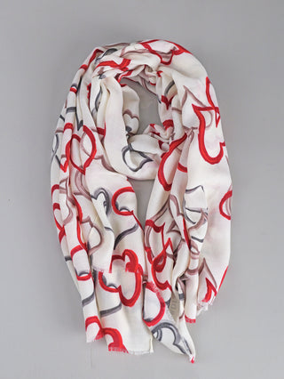Der OFF#DLY Schal Heart beige/red zeigt ein leichtes, weißes Design mit roten, grauen und schwarzen Herzumrissen, elegant drapiert. Perfekt für vielseitige Stiloptionen.