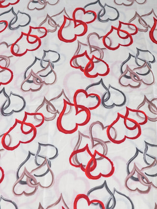 OFF#DLY Schal Heart beige/red zeigt ein Muster aus stilisierten Herzumrissen in Rot, Taupe und Grau auf weißem Hintergrund, mit überlappenden Paaren auf der 170x70 cm großen Viskosefläche.