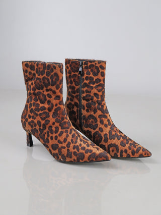 OFF#DLY Siefelette leo: Damen-Stiefeletten mit Leo-Print, spitze Form, Kitten-Heel und seitlichem Reißverschluss, aus Fellimitat. Ein modisches Statement für vielseitige Outfits, ideal für Alltag und Ausgehen.