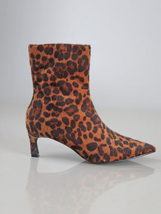 OFF#DLY Siefelette leo: Frauen-Stiefelette mit spitzer Form, seitlichem Reißverschluss, elegantem Kitten-Absatz und auffälligem Leo-Print aus Fellimitat, ideal für modische Akzente bei verschiedenen Outfits.