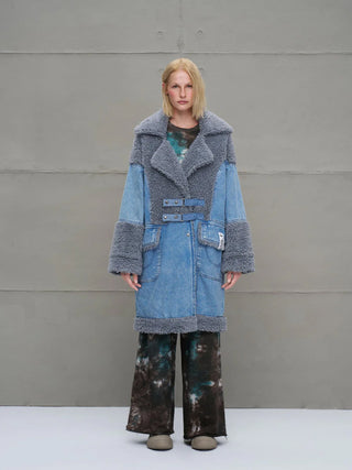 #VDR Mantel 18077 blue: Ein oversized Denim-Mantel mit breitem Reverskragen, großer Fronttaschen und Faux-Fur-Besatz, kombiniert mit extrem weiten Hosen im tie-dye Muster und neutralen Slip-On-Schuhen.