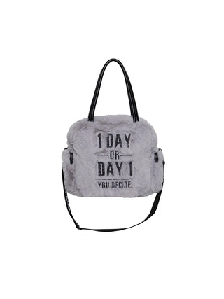 Kleine, plüschige #VDR Porto Bag in Hellgrau mit schwarzen Henkeln und abnehmbarem Schultergurt, seitlichen Reißverschlusstaschen und dem markanten Spruch „1 DAY OR DAY 1 YOU DECIDE“ auf der Vorderseite.