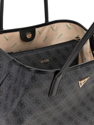 GUESS Victtoria Large 2in1 Tote CLO, innen beige gefüttert mit grünen GUESS-Logos, enthält eine schwarze Reißverschlusspochette mit goldener Aufschrift. Außen schwarz mit 4G-Logoprint und goldener Logo-Plakette.