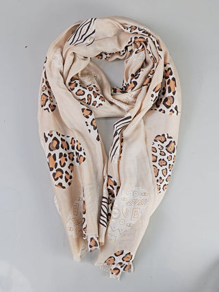 OFF#DLY Schal Heart beige: Leichter rechteckiger Schal mit Tierprint-Motiven und stilisierten goldfarbenen Symbolen. Weicher Stoff, feine Fransen. Größe 170x70 cm, ideal für vielseitige Stylings.