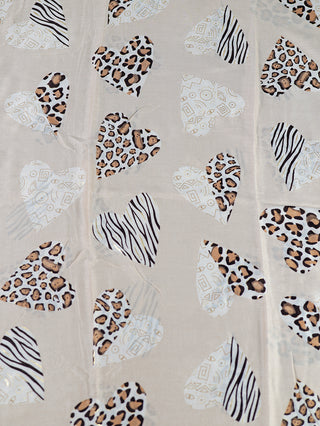 OFF#DLY Schal Heart beige zeigt ein herzförmiges Muster mit Leopardenflecken, Zebrastrifen und goldenen Doodles auf einem hellbeigen Hintergrund. Schalgröße: 170x70 cm, Material: 100% Viskose.