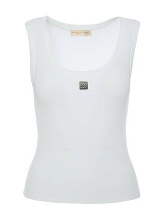 BSB Top 210020 white: Weißes, ärmelloses Rippstrick-Tanktop mit Rundhalsausschnitt und dezentem quadratischen Metall-Emblem auf der Brust, präsentiert auf neutralem Hintergrund.