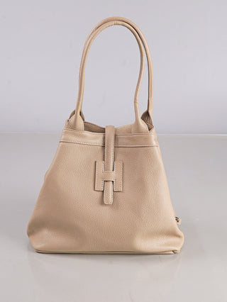Kleine beige OFF#DLY Leder Tasche, Eimerform, mit zwei abgerundeten Schulterriemen und T-förmigem Verschluss. Echtleder, Größe 35x28x14 cm, mit langem Trageriemen.
