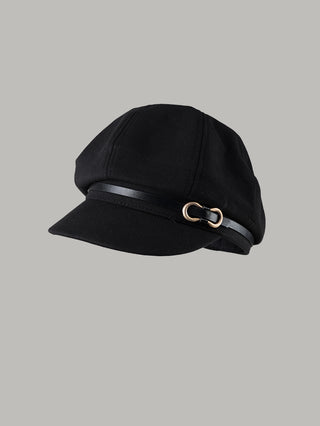 Schwarze OFF#DLY Capello Baker-Boy-Mütze aus weichem Filzstoff, mit leicht gebogenem Schirm und schmalem Kunstlederband, das an einer Seite mit einer kleinen goldfarbenen Metallschnalle befestigt ist.