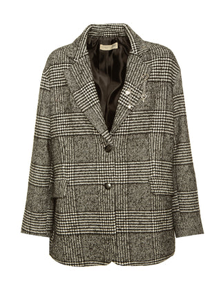 BSB Blazer Checker carbon zeigt einen schwarz-weißen Karo-Blazer mit Reverskragen, zweireihigem Verschluss, Klappentaschen und einer abnehmbaren Brosche am linken Revers.