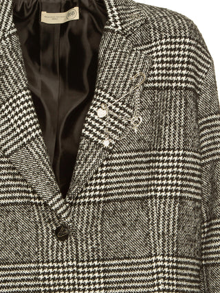 BSB Blazer Checker carbon: Hahnentritt-Blazer mit markantem Schwarz-Grau-Muster, längerer Passform, Reverskragen, zweireihiger Knopfleiste und abnehmbarer Brosche mit Kristall-Anhängern.