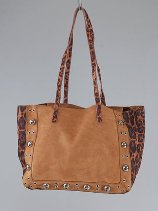 OFF#DLY Bag Leo braun: Shopper-Tasche aus Wildleder-Optik mit Leopardenmuster-Seiten, verziert mit silbernen Nieten. Zwei Größen verfügbar, Polyurethan-Material, ideal für stilvolle Aufbewahrung.