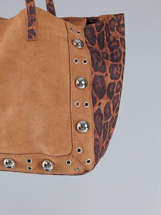 OFF#DLY Bag Leo braun: Shopper in Wildlederoptik mit Leopardenmuster-Seitenpanel, silbernen Nieten und Ösen auf der Vorderseite. Maße: 38x28x12 cm oder 33x22x5 cm, Material: Polyurethan.