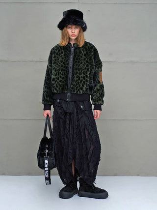 Modell trägt #VDR Jacket green/black, eine oversized Leo-Pilotenjacke mit Retro-Vibe, Reißverschluss, elastischen Bündchen und auffälligem Rücken-Patch, kombiniert mit schwarzem Faux-Fur-Accessoire.