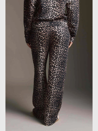 Person von hinten in Cotton Candy Melinda Pant multicolor, ein weites, leopardenbedrucktes, langes Top und Hose-Set mit elastischem Bund, geradem Bein und seitlichen Taschen, stehend auf neutralem Boden.