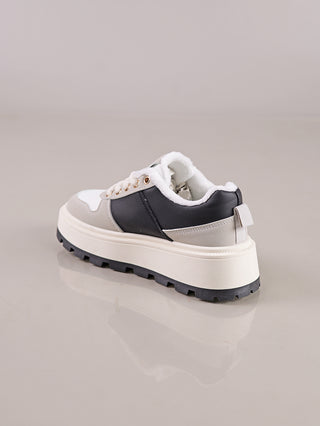 OFF#DLY Sneaker Diana white black: Low-Top-Sneaker mit klobiger Plateau-Sohle, paneeliert in Schwarz, Grau und Weiß, mit weißem Kunstfellfutter am Kragen und tiefem Stollenprofil aus Gummi.