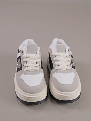 OFF#DLY Sneaker Diana white black: Niedrige Schnürsneaker mit dicken, cremefarbenen Gummisohlen und dunklen Einsätzen. Obermaterial aus hellgrauen und weißen Paneelen, mit Plüschfutter und metallischen Details.