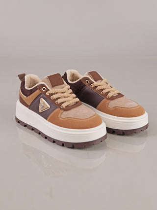 OFF#DLY Sneaker Diana brown: Niedrige Sneakers mit hochgezogener, weißer Sohle und braunem Profil. Obermaterial aus braunen und beigen Wildleder- und Kunstleder-Paneelen, flauschige Schnürsenkel und fleecegefütterter Knöchelbereich.