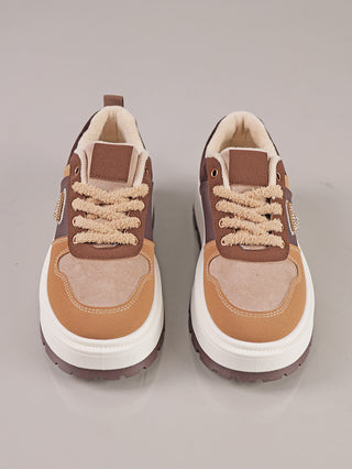 OFF#DLY Sneaker Diana brown mit hochgezogener Sohle zeigt braune und beige Obermaterialien, flauschige Schnürsenkel und dicke, weiße-braune Sohlen, ergänzt durch ein weiches, flauschiges Innenfutter.