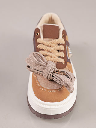 OFF#DLY Sneaker Diana brown, ein modischer Low-Top-Sneaker mit hochgezogener Sohle, warmen Brauntönen, boucle-artigen Schnürsenkeln und zusätzlichem Paar, kombiniert mit einer robusten, weißen Zwischensohle und dunkler Profilsohle.