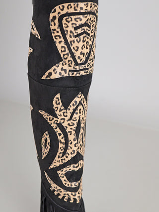 Nahaufnahme des OFF#DLY Stiefel black mit Leoparden-Applikationen und Fransen, aus Kunstleder Velour, mit seitlichem Reißverschluss. Schaft 55 cm hoch, ideal für stilvolle Auftritte.
