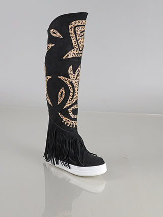 OFF#DLY Stiefel black: Schwarzer Overknee-Stiefel aus Kunstleder mit Leoparden-Applikationen, seitlichem Zipper und Fransen am Knöchel. Moccasin-ähnliche weiße Gummisohle. Schafthöhe 55 cm.