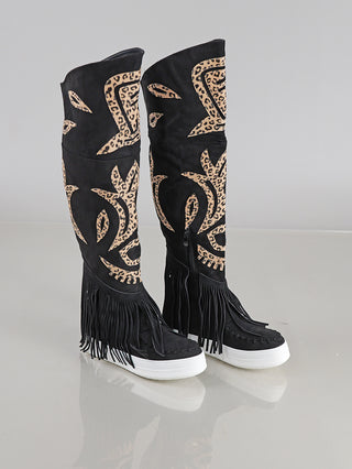 OFF#DLY Stiefel black, kniehohe schwarze Veloursstiefel mit Leopardenmuster-Einsätzen, langen Fransen am Knöchel, weißer Plateausohle und seitlichen Reißverschlüssen.