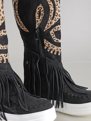 OFF#DLY Stiefel black: Schwarze Wildlederoptik-Stiefeletten mit langen Fransen am Knöchel, seitlichem Reißverschluss, Western-Look-Leopard-Applikationen am Schaft und weißen, klobigen Plateausohlen.