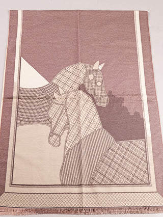 Großer OFF#DLY Schal Horse beige, 180x65 cm, mit Fransen. Zeigt zwei Pferde im Patchwork-Stil in Braun- und Creme-Tönen auf gewebtem Stoff, ideal als dekorative Decke oder Wandbehang.