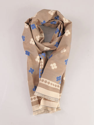 OFF#DLY Schal Britta blue/beige aus weichem Stoff, mit blauen und weißen Blumenmustern, geometrischem Rand und Fransen, Größe 180x65 cm, aus 80% Viskose und 20% Wolle.