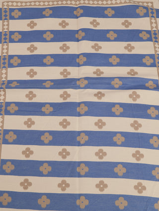 OFF#DLY Schal Britta blue/beige, rechteckig, mit blauen und cremefarbenen Streifen, verziert mit hellbraunen Kleeblattmotiven und einem Rand aus blauen und tanfarbenen Rauten. Material: 80% Viskose, 20% Wolle.